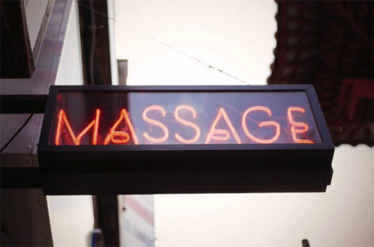 вывеска Massage в эротическом салоне
