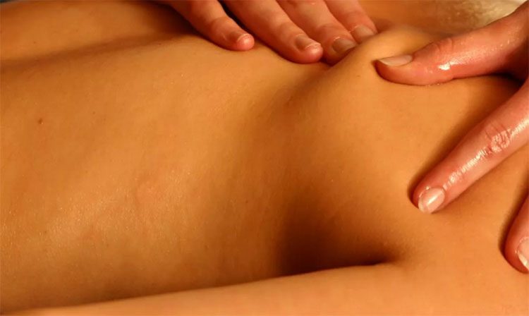 техника эротического массажа спины